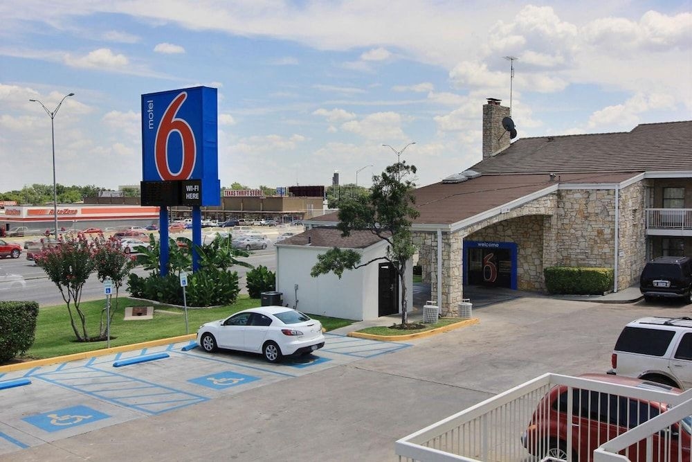 Motel 6 Austin Central-South/Univ. of TX4