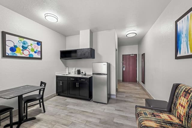 Standard Room, 1 King Bed, Non Smoking, Kitchenette