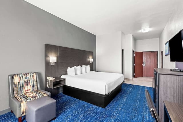 Standard Room, 1 King Bed, Accessible, Refrigerator & Microwave
