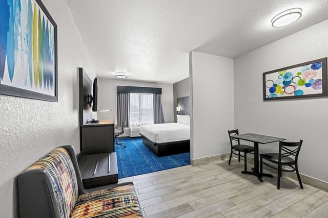Standard Room, 1 King Bed, Non Smoking, Kitchenette