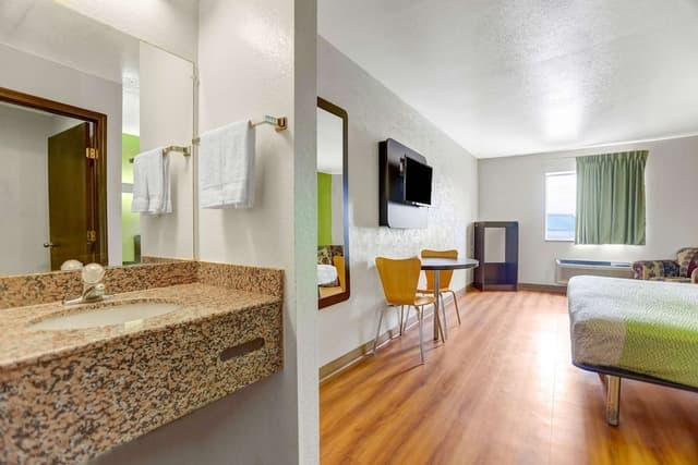 Deluxe Room, 1 Queen Bed, Non Smoking, Refrigerator