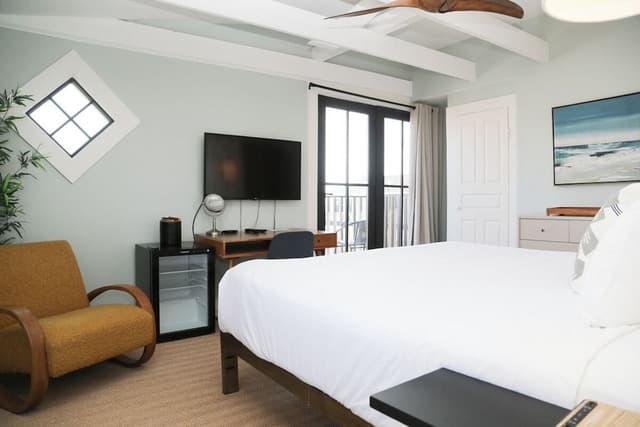Deluxe Room, 1 King Bed, Balcony