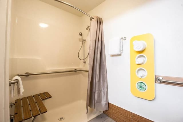 Standard Room, 1 Queen Bed, Accessible, Non Smoking