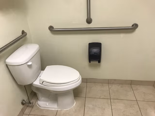 Economy Single Room, 1 Queen Bed, Accessible