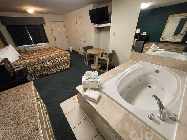 Deluxe Suite, 1 King Bed, Jetted Tub