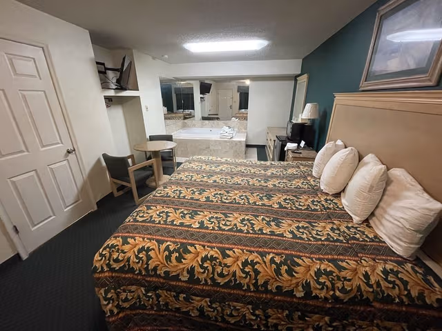 Deluxe Suite, 1 King Bed, Jetted Tub