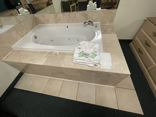 Deluxe Suite, 1 King Bed, Jetted Tub