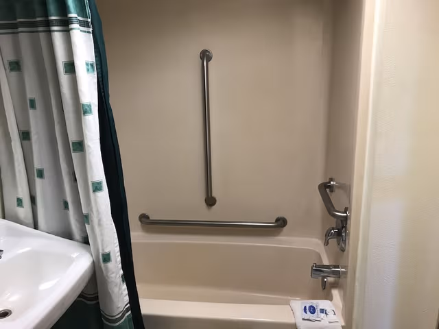 Economy Single Room, 1 Queen Bed, Accessible