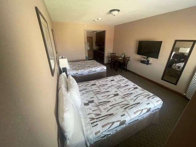 2 Queen Beds with Kitchenette