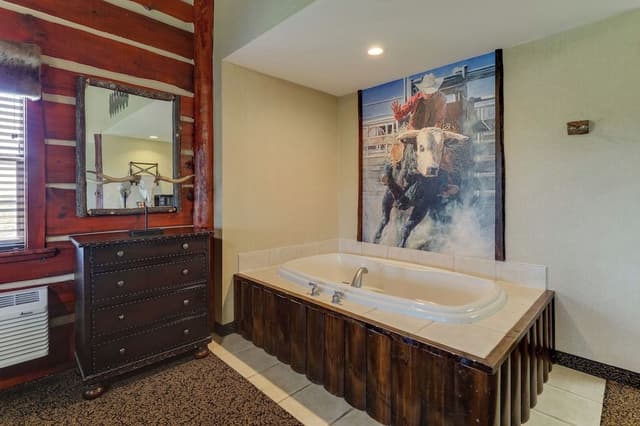 Theme Suite with Whirlpool