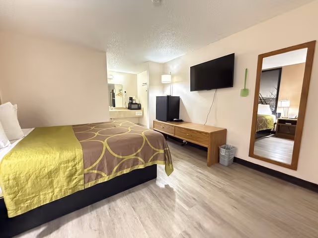 Standard Room, 1 Queen Bed, Non Smoking, Pool Access