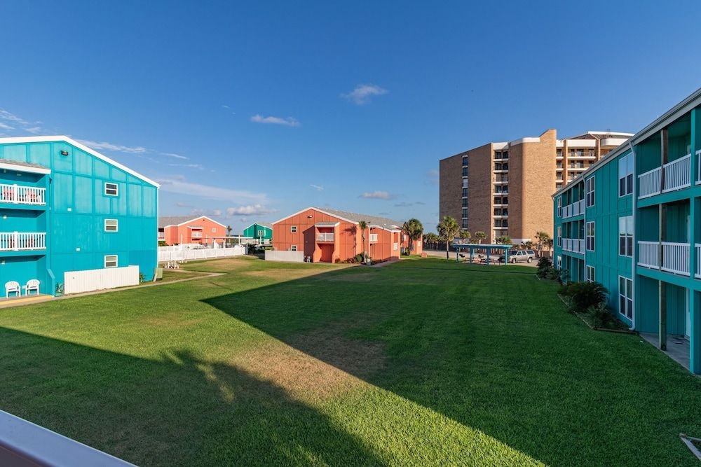Executive Keys Condominiums on the Beach0