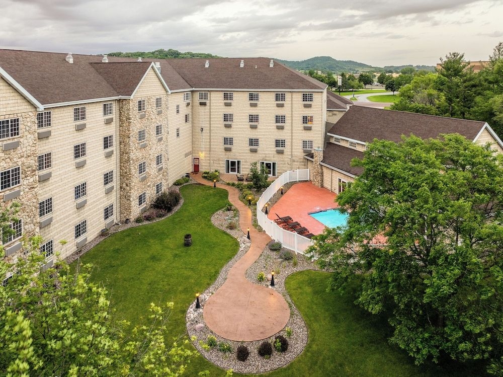 Stoney Creek Inn3
