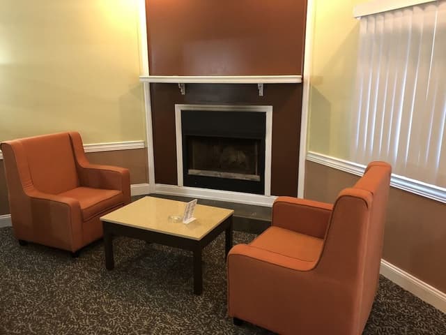Round Suite (Fireplace and Jetted Tub)