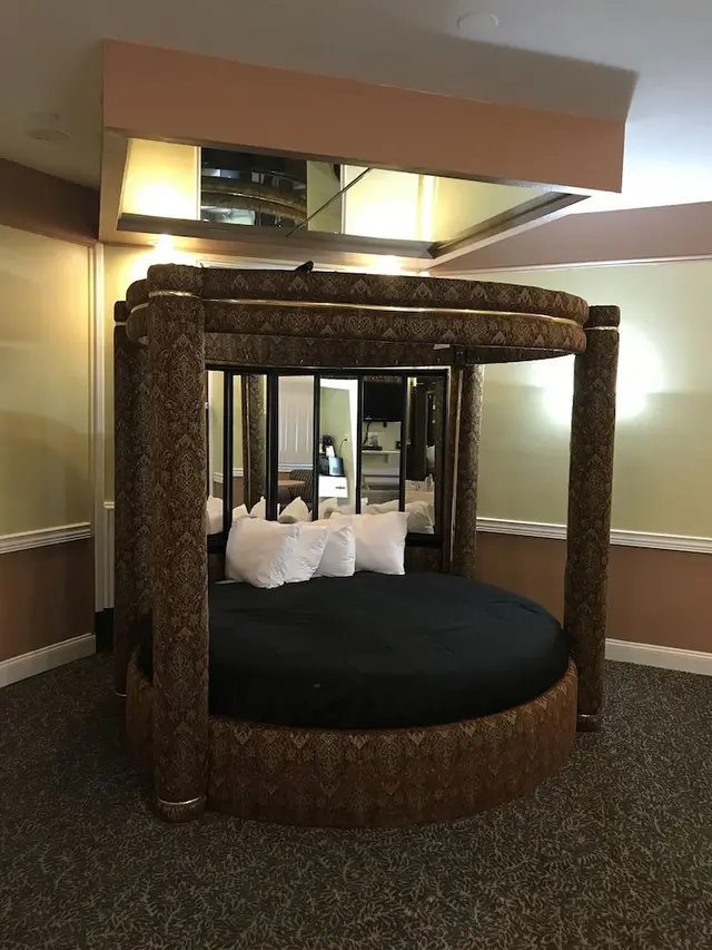 Round Suite (Fireplace and Jetted Tub)