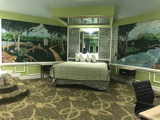 Jungle King Suite (Fireplace and Jetted Tub)