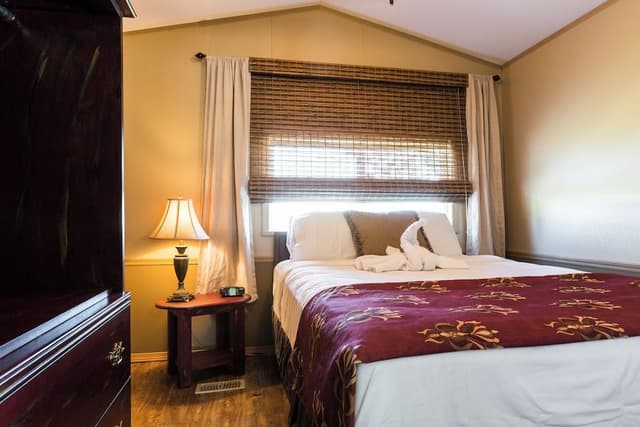 Basic Room, 1 Queen Bed (QUEEN NON SMOKING CHALET)