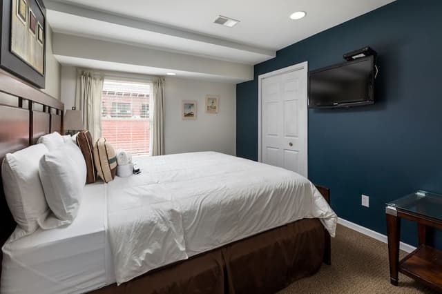 Master Suite - 36