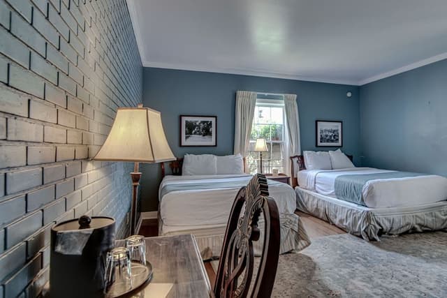 2 Queen Beds, Courtyard