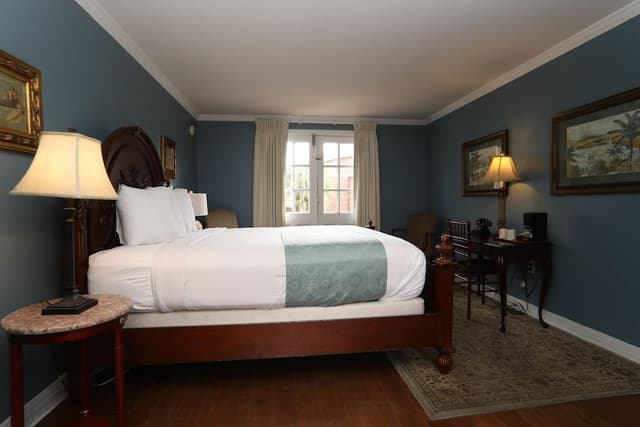 1 Queen Bed, Courtyard W/ Balcony