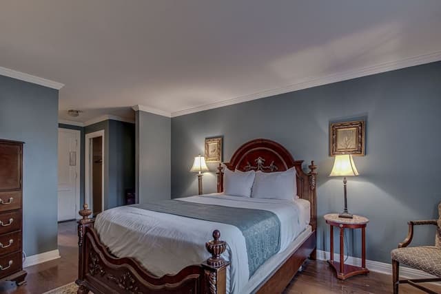 1 Queen Bed, Courtyard W/ Balcony