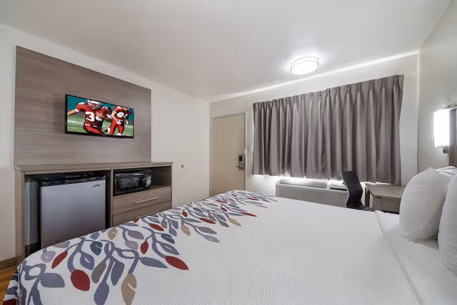 Deluxe Room, 1 King Bed, Accessible, Non Smoking (Roll-In Shower)