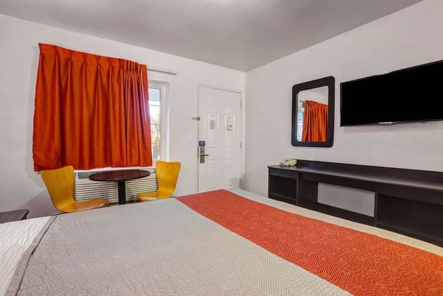 Deluxe Room, 1 Queen Bed, Non Smoking, Refrigerator & Microwave