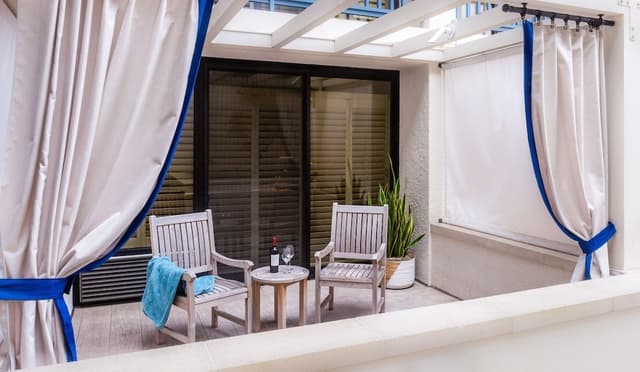 Room, 1 King Bed, Accessible (Courtyard)