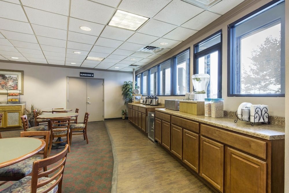 Lamplighter Inn & Suites - South1