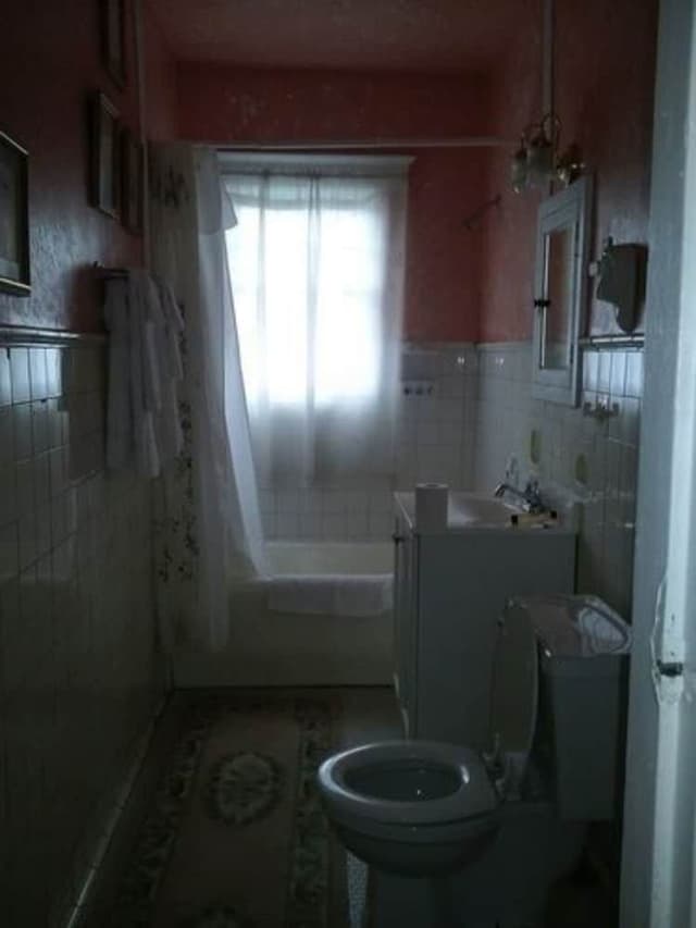 Room, Private Bathroom (Robin's Room)