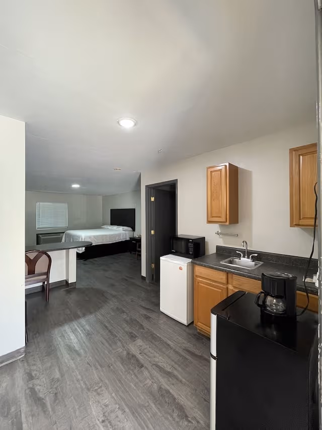 Basic Studio Suite, 1 King Bed, Non Smoking