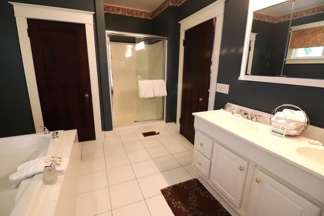 Suite, Non Smoking, Jetted Tub (Wisteria Cottage)