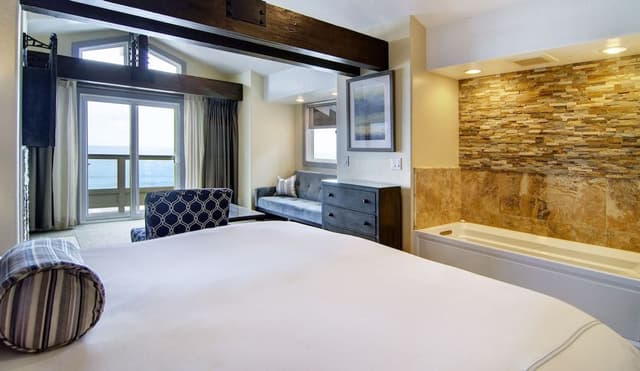 Premium Suite, 1 King Bed, Ocean View (Mavericks Suite)