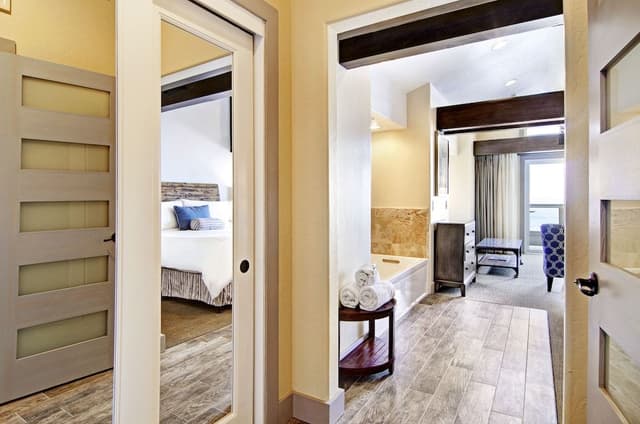 Deluxe Suite, 1 King Bed, Ocean View (Pigeon Point)