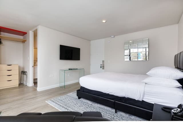 Deluxe Queen Bed