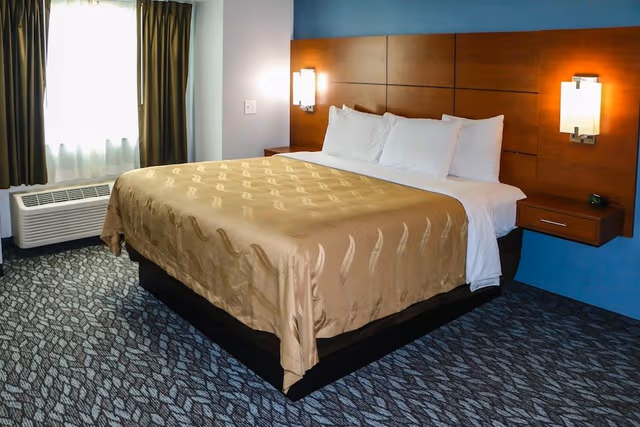 Suite, 1 King Bed with Sofa bed, Non Smoking