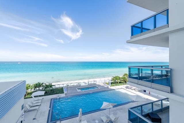 Corner One-Bedroom Apartment - Ocean Front and Pool View