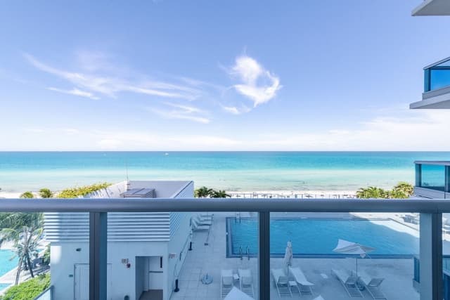 Corner One-Bedroom Apartment - Ocean Front and Pool View