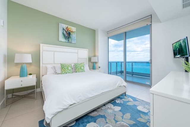 Deluxe One Bedroom Apartment, Ocean Front High Floor