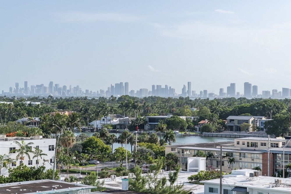 Churchill Suites Monte Carlo Miami Beach4