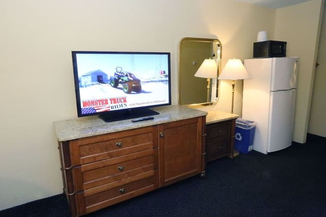 Deluxe Suite, 1 Bedroom, Refrigerator & Microwave, Pool View
