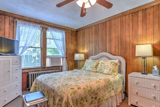 Standard Room, 1 Queen Bed