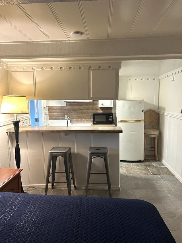 1 Queen Bedroom, with Kitchenette