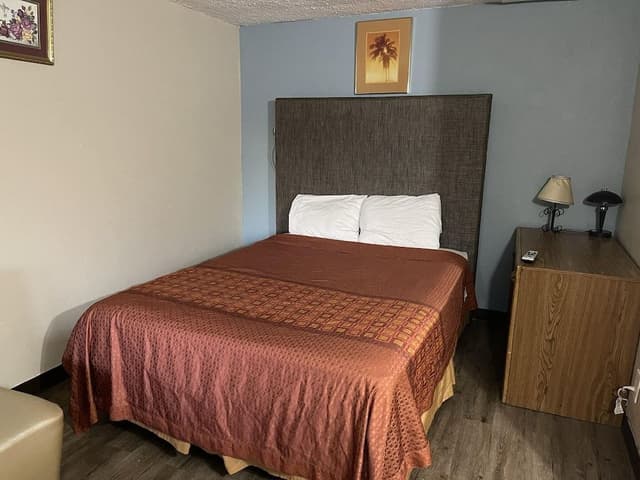 Standard Room, 1 Queen Bed