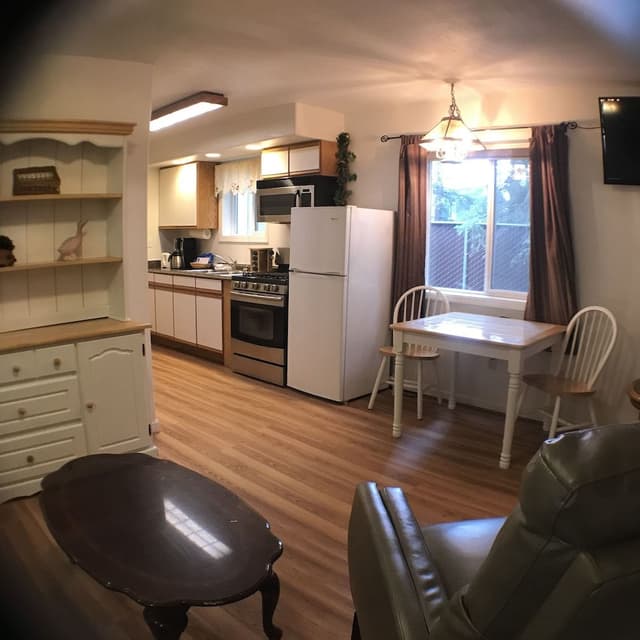 Room (Suite/condo)