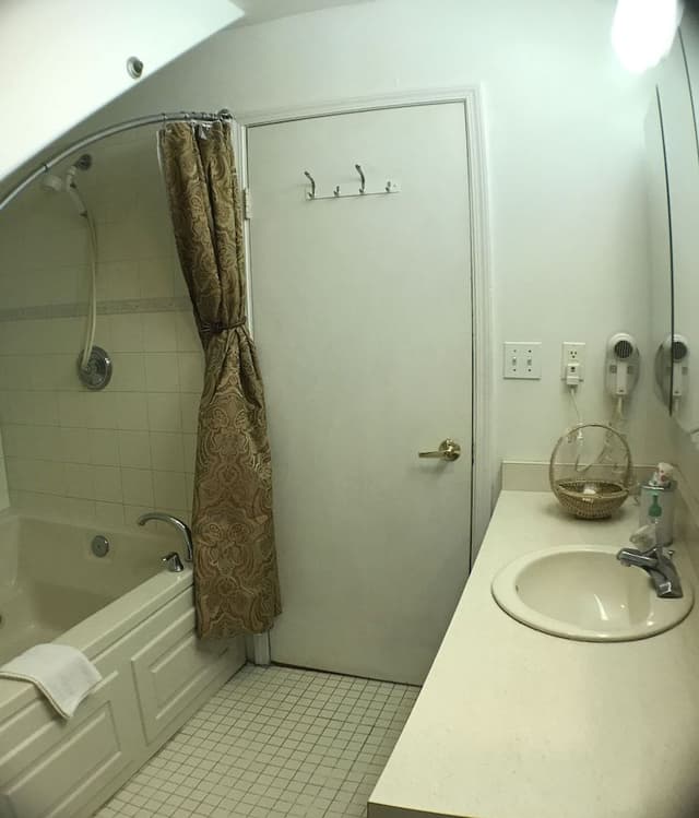 Room (Suite/condo)
