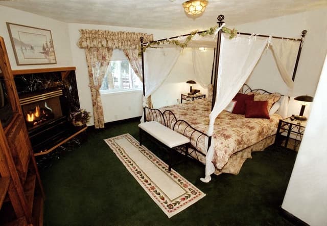 Room (Suite/condo)