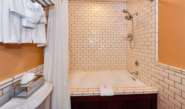 08 Superior king spa with fireplace