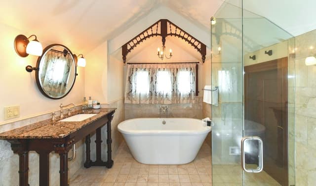 12 Finch Guest House Deluxe King Suite