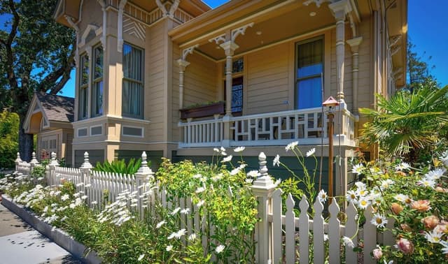 10 Finch Guest House Queen Room with Balcony